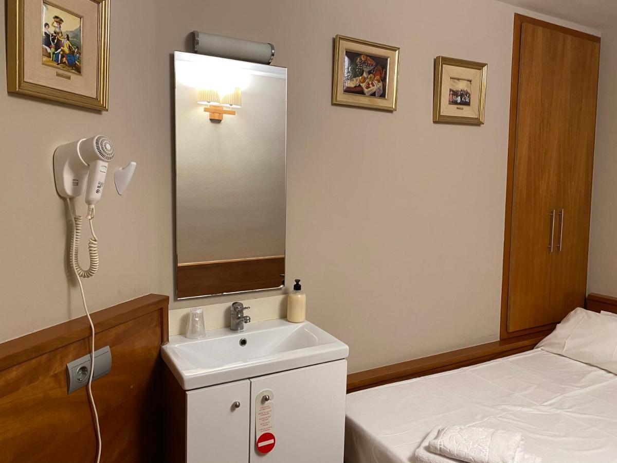 Hostal Galicia Cardedeu Luaran gambar